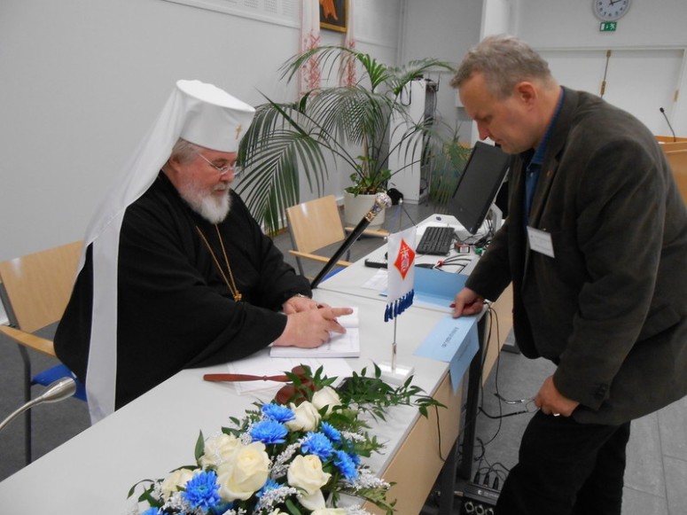 Artkkipiispa Leo ja kirkolliskokousedustaja Hannu Hoskonen vuoden 2013 kirkolliskokouksessa. (Photo: Aristarkos Sirviö)