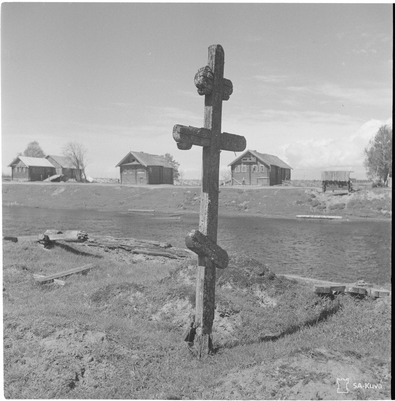 "Alkukesän maisemia: Risti ja rakennuksia. Koskelan kylä, Aunus 1942.06.05" (Kuva/Photo: SA-kuva )